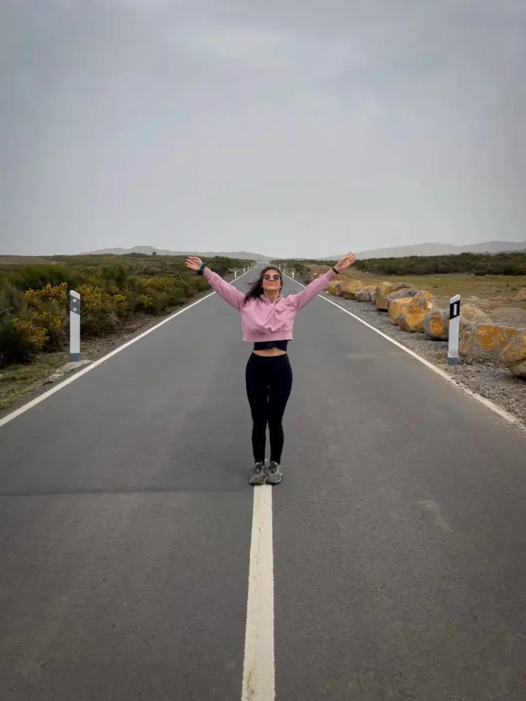 Pessoa nomeio de estrada asfaltada longa na Ilha da Madeira