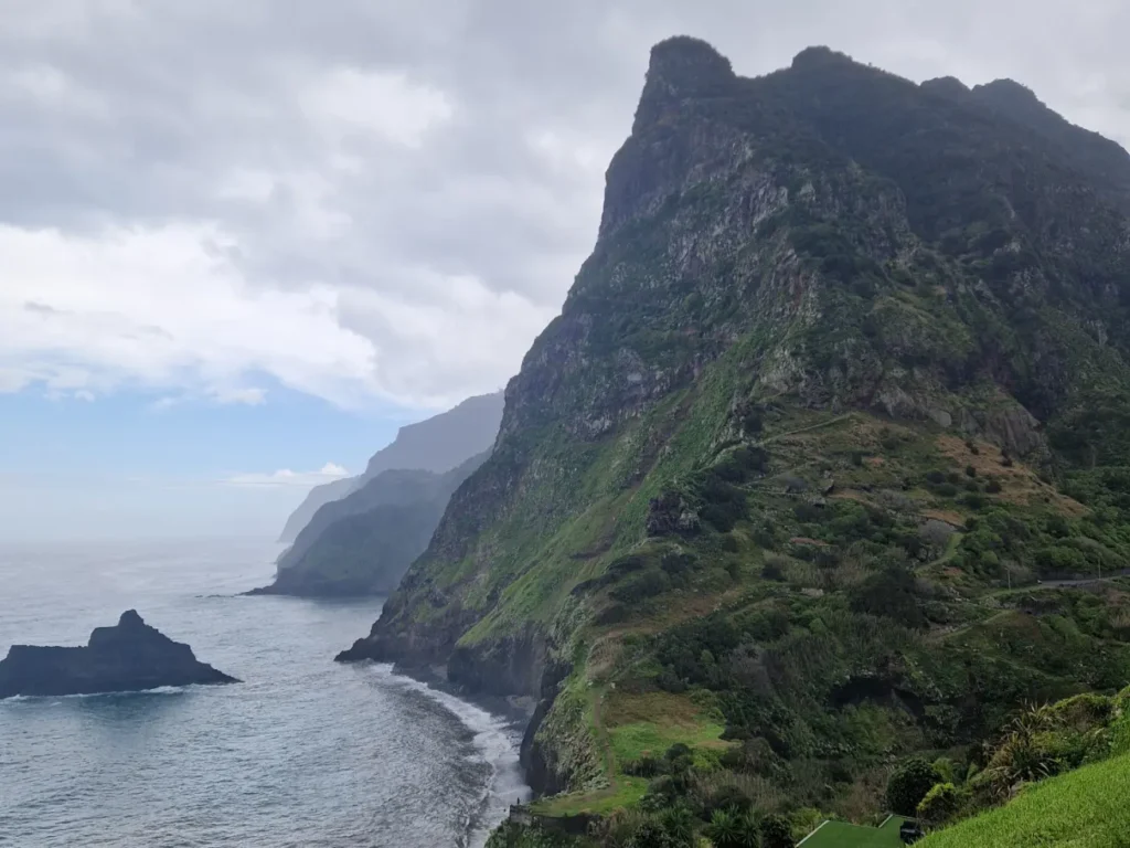 Vista ampla para a paisagem de natureza desde o Miradouro de São Cristóvão a Madeira