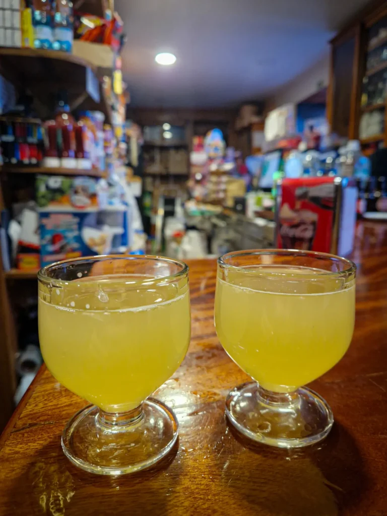Dois copos com poncha madeirense em balcão de madeira na Pharmacia do Bento no Funchal