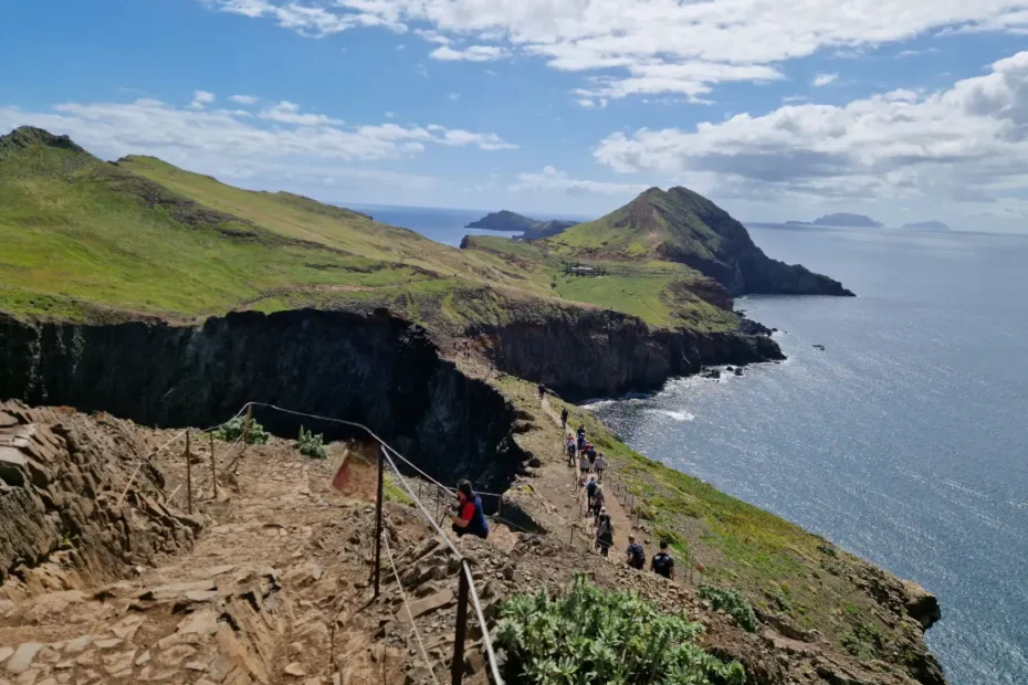 Vistas amplas sobre as paisagens verdes da Ponta de São Lourenço, com o mar ao fundo num roteiro de 5 dias pela Ilha da Madeira