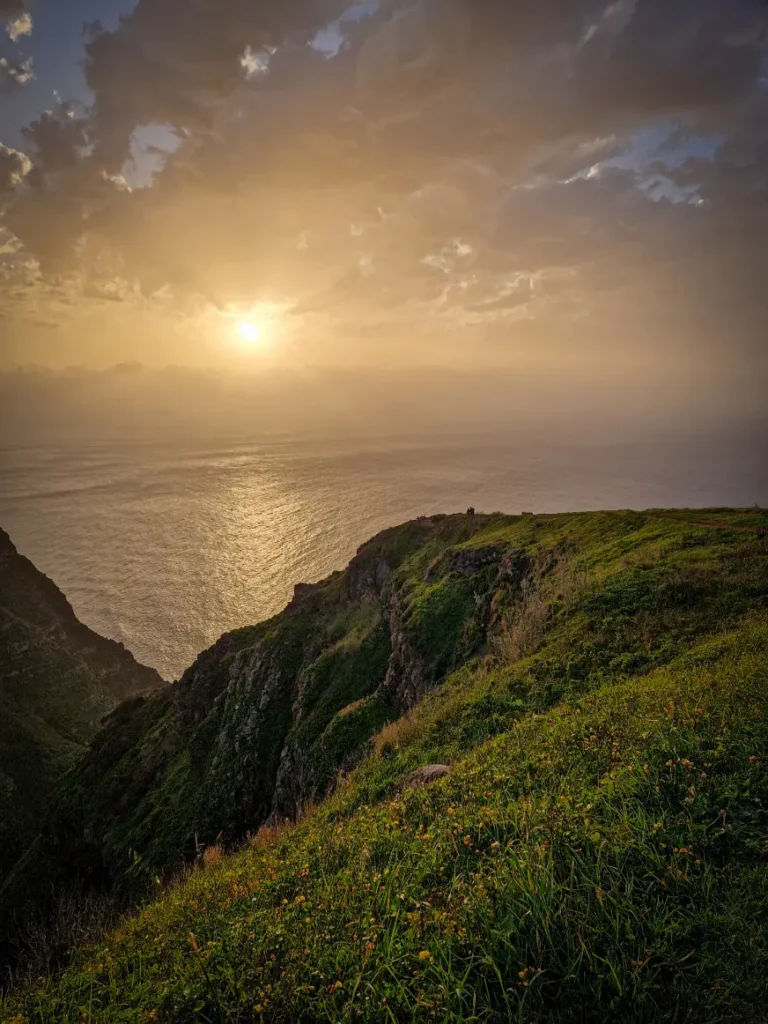 Pôr do sol sobre o mar desde o Miradouro da Garganta Funda