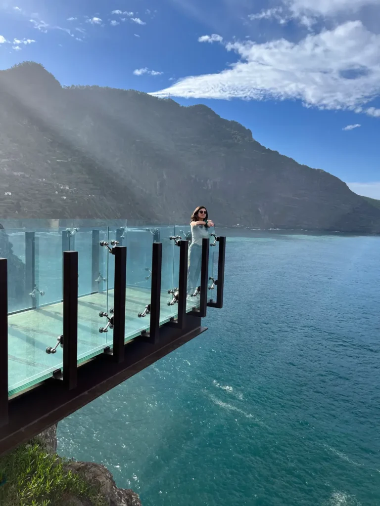 Pessoa ao sol no Miradouro do Guindaste na Madeira