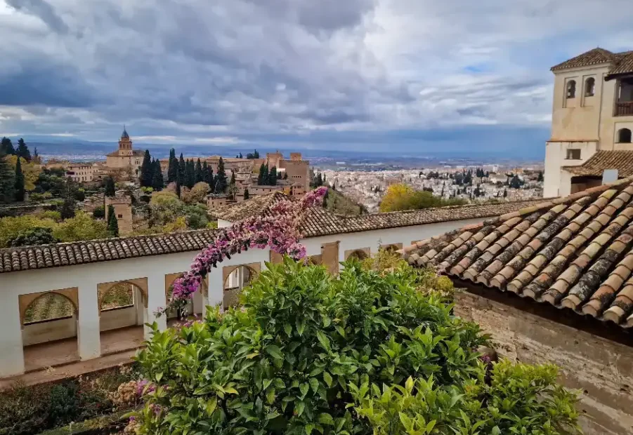 Vista superior do Generalife para a Alhambra, imprescindível ao visitar Granada