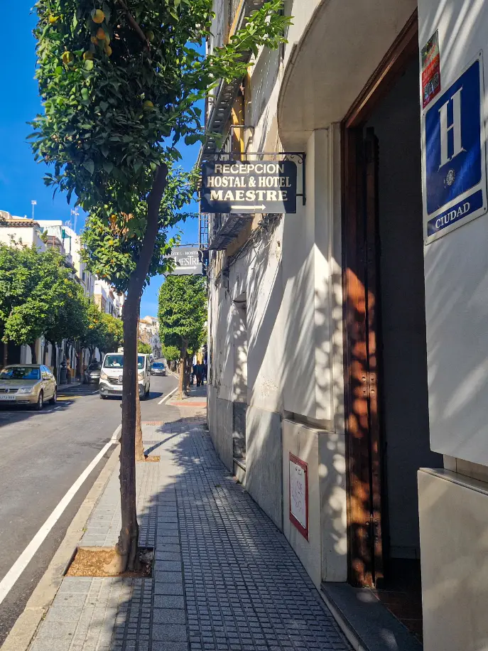 Entrada no Hotel Maestre e rua com carros