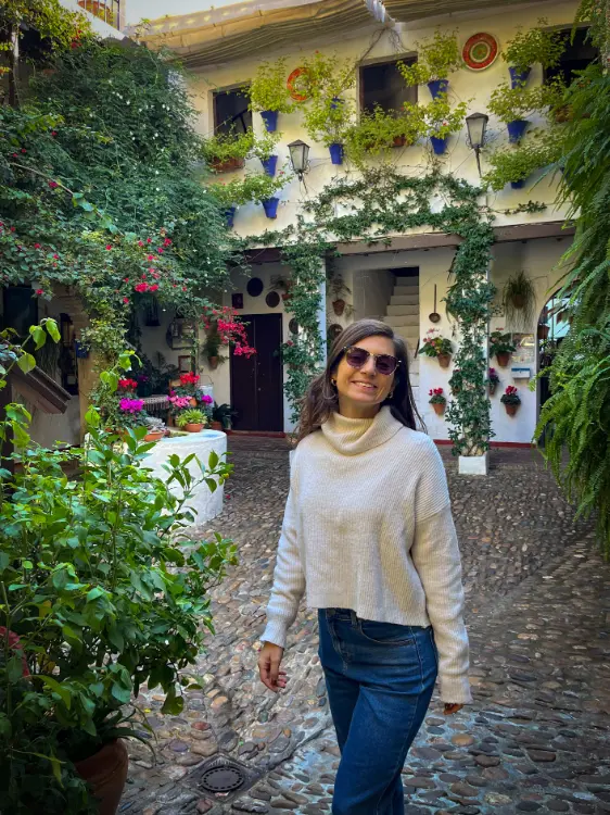 Ana em pátio ao visitar Córdova