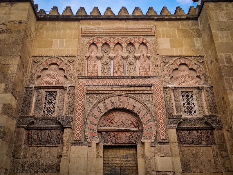Lateral da Mesquita-Catedral com detalhes islâmicos