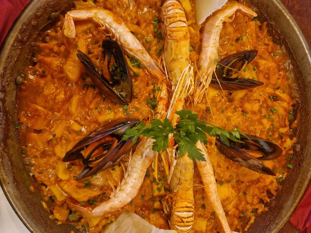 Paella de Mariscos com salsa a decorar