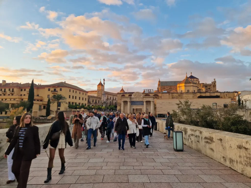Pessoas a caminhar sobre a Ponte Romana de Córdova