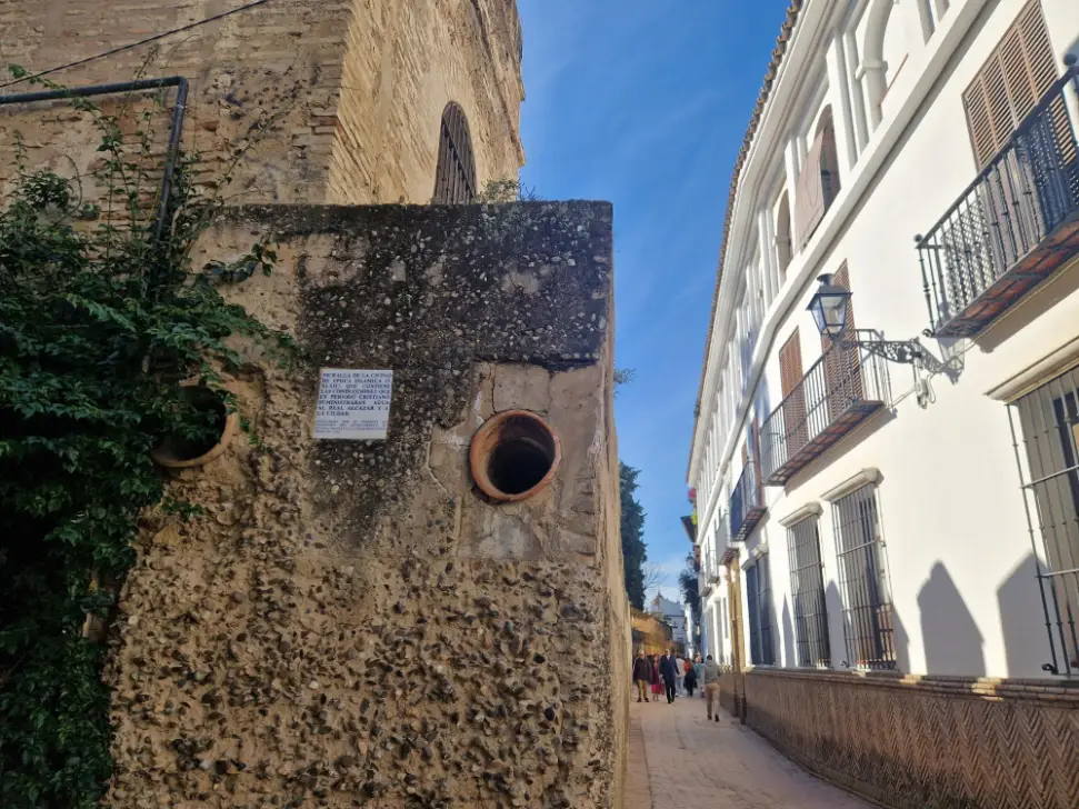 Troço da muralha de Sevilha junto a rua estreita do centro histórico