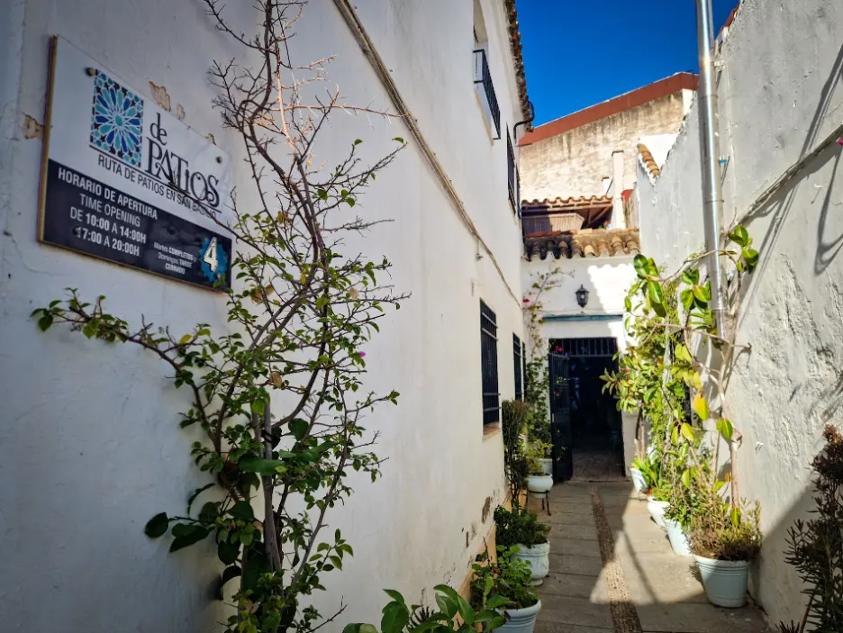 Entrada para pátio da Rota do Pátios de Córdova entre casas caiadas de branco