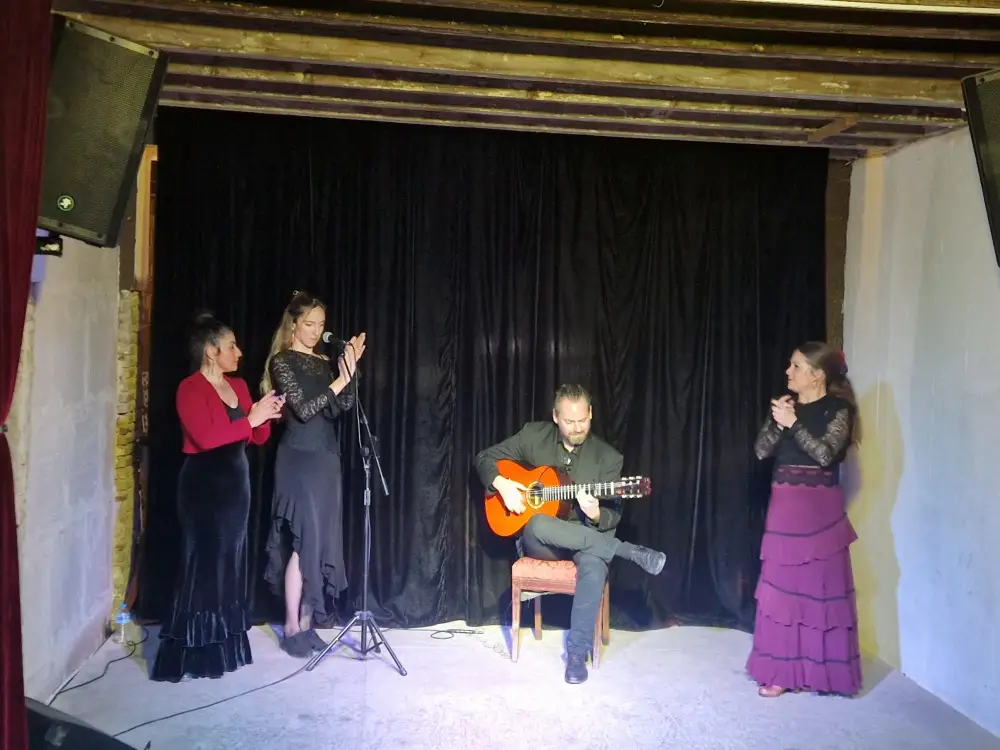 Quatro pessoas em palco num Tablao de Flamenco em Sevilha
