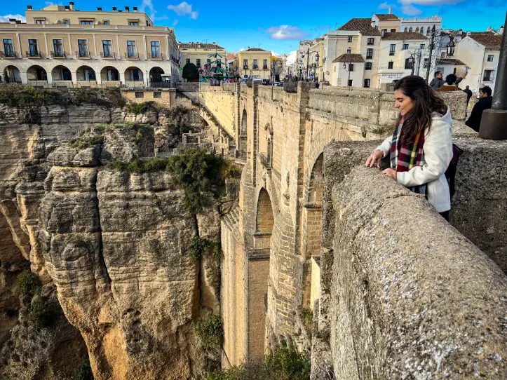 Pessoas em cima da Ponte Nova de Ronda, paragem numa road trip pela Andaluzia
