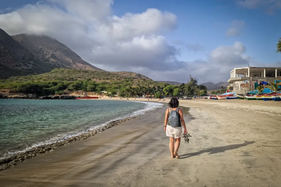Pessoa a caminhar na praia do Tarrafal em viagem entre as ilhas de Santiago do Fogo em Cabo Verde